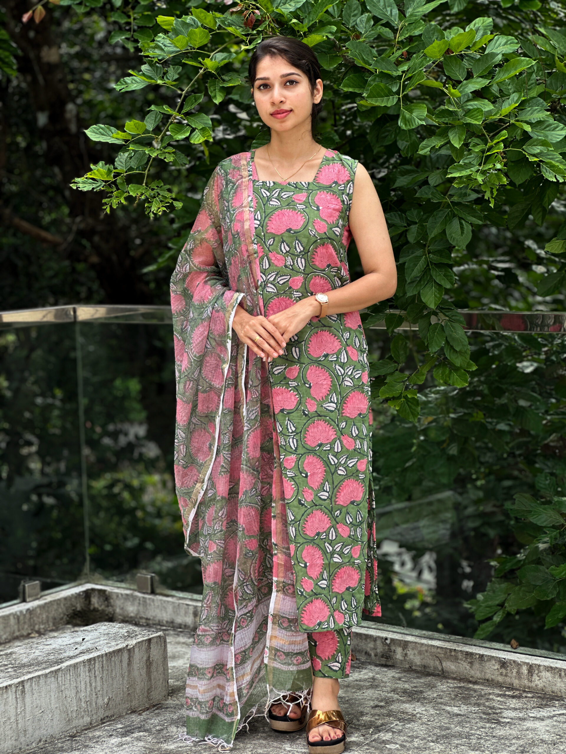 SANAH4_thewestloom_greensleeveless_salwarset